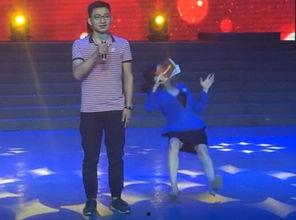 女主持突然倒地视频